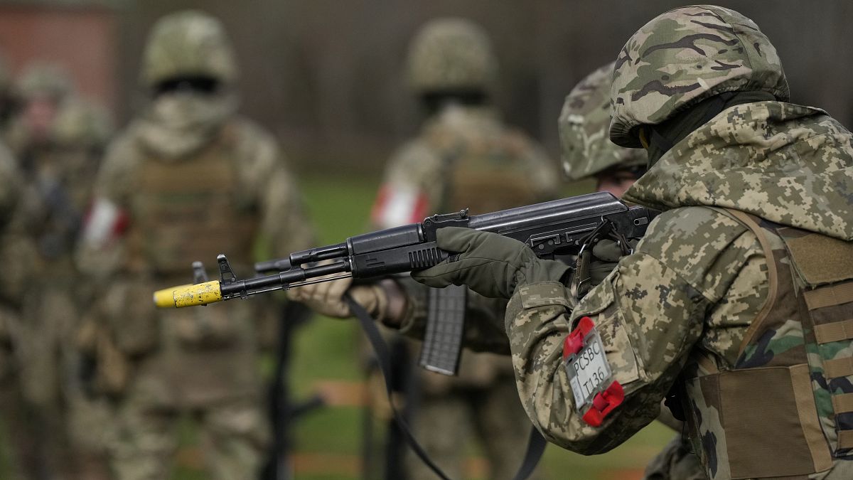 مجندون أوكرانيون يتدربون تحت إشراف جنود بريطانيين في معسكر للجيش