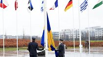 Due militari si preparano a issare la bandiera della Svezia durante una cerimonia per celebrare l'adesione del Paese alla Nato, Bruxelles, 11 marzo 2024