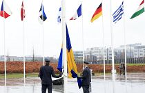Due militari si preparano a issare la bandiera della Svezia durante una cerimonia per celebrare l'adesione del Paese alla Nato, Bruxelles, 11 marzo 2024