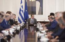 Ο πρωθυπουργός Κυριάκος Μητσοτάκης συνομιλεί με εκπροσώπους των θεσμικών φορέων της Θεσσαλίας, κατά τη διάρκεια της συνάντησής τους στο Μέγαρο Μαξίμου