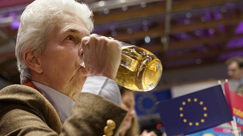 Die Vorsitzende des Verteidigungsausschusses des Deutschen Bundestages, Marie-Agnes Strack-Zimmermann, trinkt ein Bier bei der Aschermittwochsveranstaltung der FDP 2024