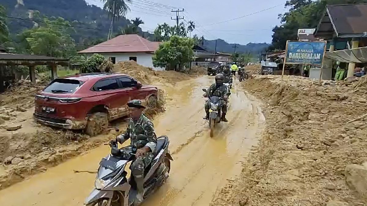 جنود يركبون دراجات نارية في قرية متضررة من الفيضانات في لانجاي، غرب سومطرة