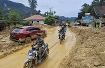 جنود يركبون دراجات نارية في قرية متضررة من الفيضانات في لانجاي، غرب سومطرة