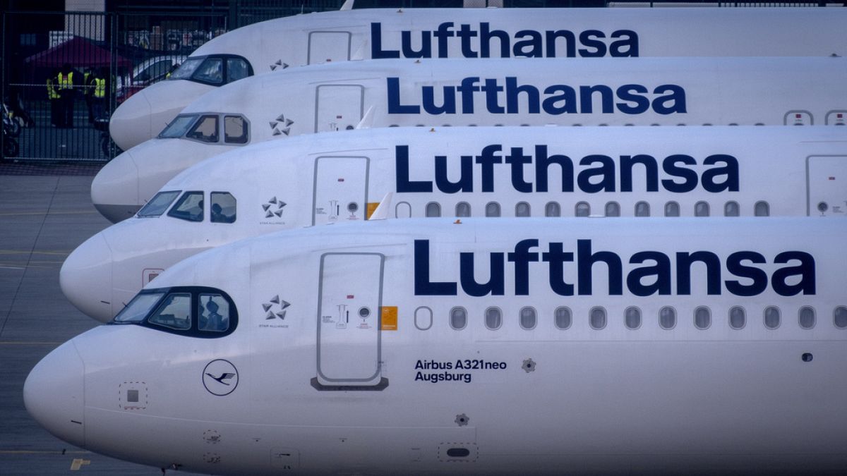 Lufthansa-Flugzeuge, die am Donnerstag auf dem Frankfurter Flughafen geparkt wurden - die Flughäfen in Frankfurt und München werden in dieser Woche mit ähnlichen Störungen konfrontiert sein