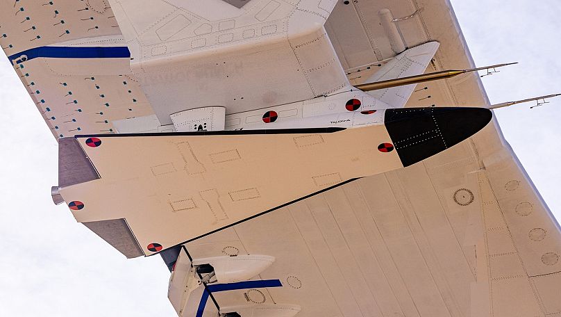 Беспилотный испытательный аппарат Talon-A-1 прикреплен под крыльями шестимоторного самолета Roc.
