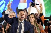 Luís Montenegro, líder de la Alianza Democrática, celebrando la victoria de su formación política en las elecciones de Portugal, en Lisboa, el lunes 11 de marzo de 2024.