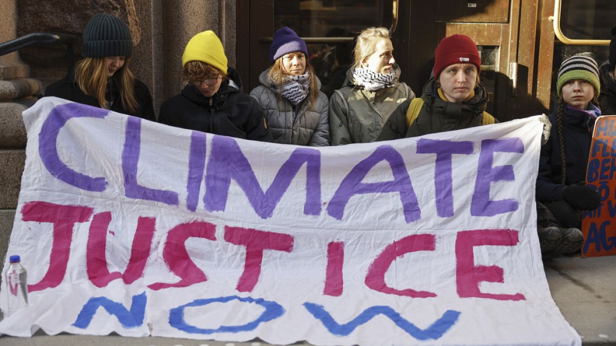 L'attivista per il clima, Greta Thunberg (terza da sinistra), e altri manifestanti bloccano l'ingresso del Parlamento svedese durante una protesta a Stoccolma (11 marzo 2024)
