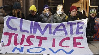 Klimatska aktivistica Greta Thunberg, treća slijeva, i drugi prosvjednici blokiraju ulaz u švedski parlament tijekom prosvjeda protiv klime u Stockholmu, Švedska, u ponedjeljak.
