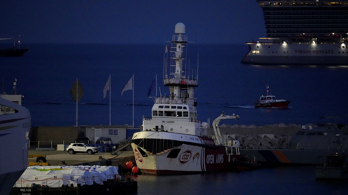 المساعدات الإنسانية في ميناء لارنكا بقبرص