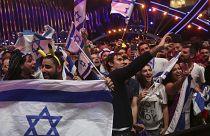 Los aficionados israelíes celebran después de que Netta de Israel ganó la competencia en Lisboa, Portugal, el 13 de mayo de 2018, durante la gran final de Eurovisión.