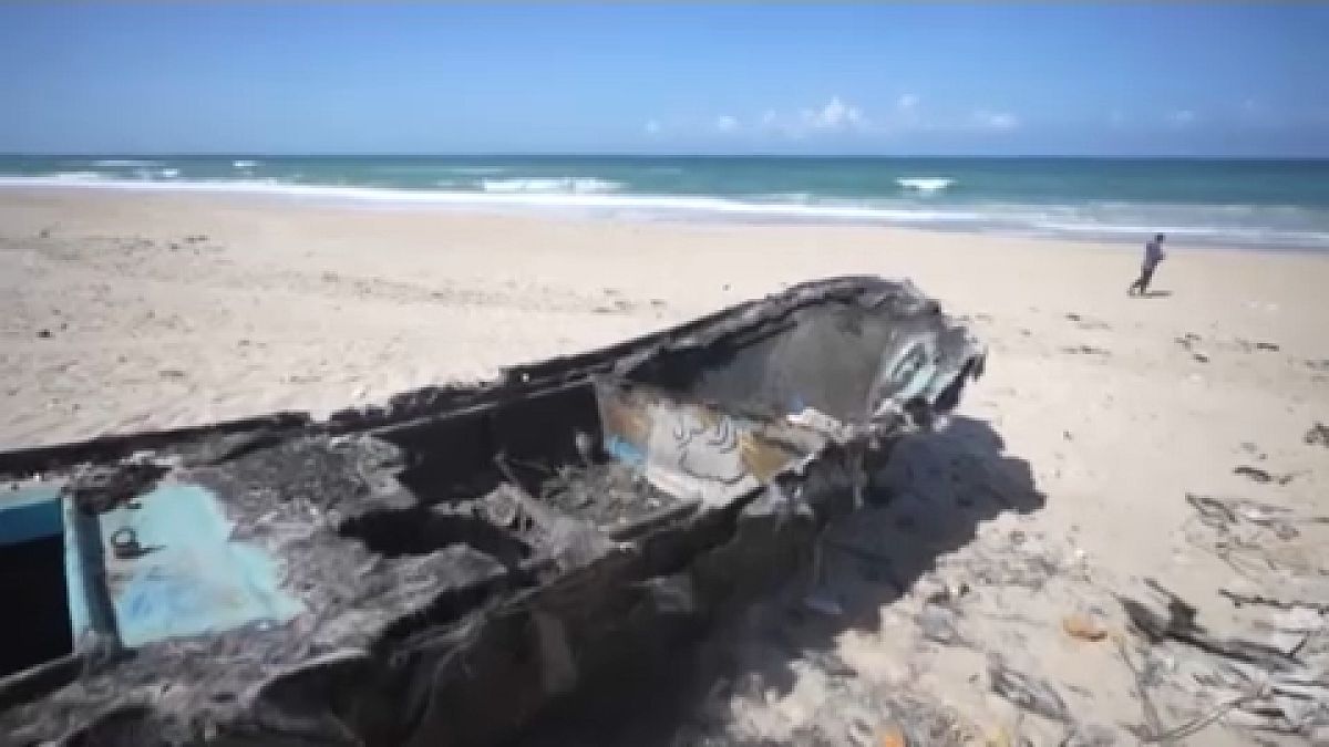 قارب صيد محروق بسبب القصف الإسرائيلي
