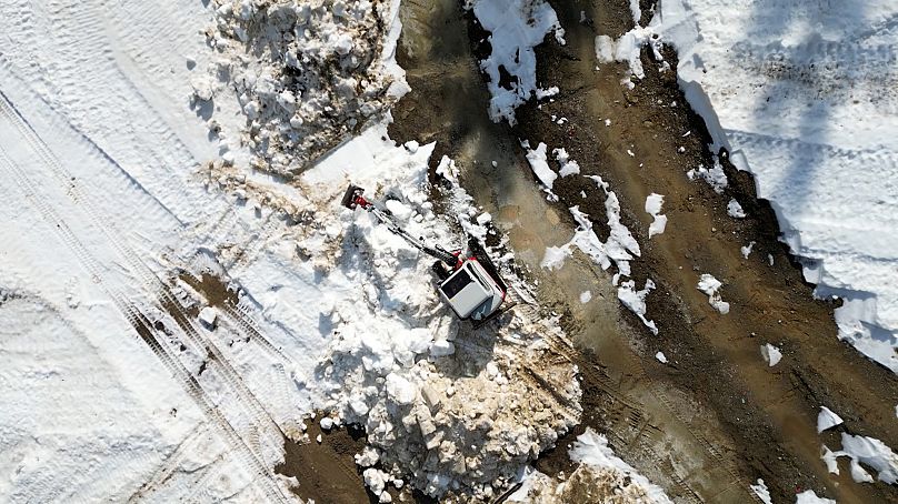 Escavadoras retiram neve que resta na estância de Sankt Corona am Wechsel, na Áustria
