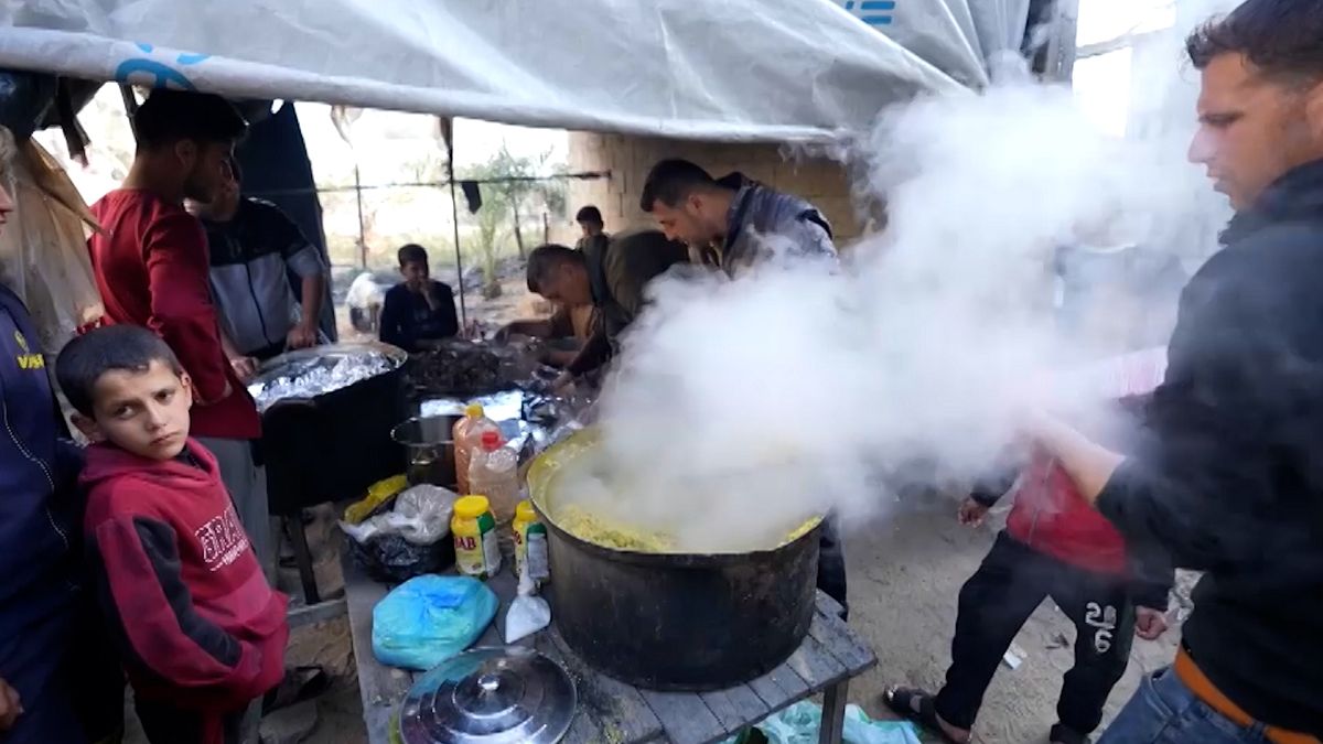 Közös főzés a rafahi határátkelő közelében a Gázai övezetben.
