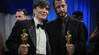O realizador Mstyslav Chernov é visto a segurar o seu Óscar ao lado de Cillian Murphy