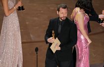 Мстислав Чернов принимает награду в категории "лучший документальный фильм" в театре "Долби" в Лос-Анджелесе, 10 марта 2024 года.