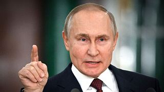 Il Presidente russo Vladimir Putin gesticola mentre parla in una conferenza stampa dopo una riunione del Consiglio di Stato al Cremlino, a Mosca, il 22 dicembre 2022.