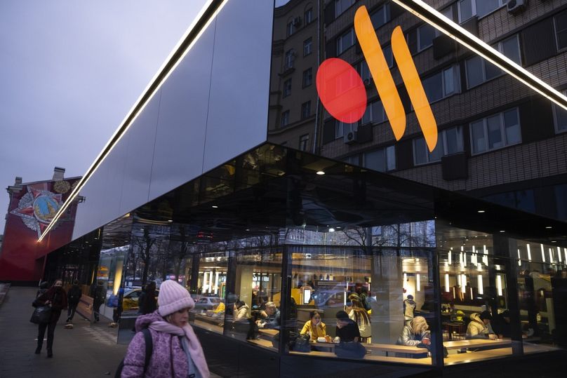 Menschen stehen Schlange für den Besuch eines neu eröffneten Restaurants in einer ehemaligen McDonald's-Filiale in der Bolshaya Bronnaya Street in Moskau