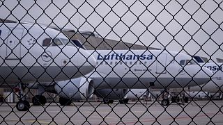 Zrakoplovi Lufthanse parkirani su iza ograde u zračnoj luci u Frankfurtu, Njemačka, utorak, 12. ožujka 2024.