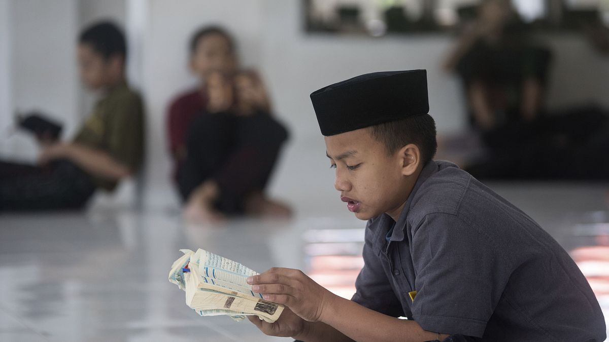 طالب يقرأ القرآن في أول يوم من شهر رمضان المبارك