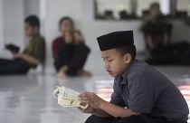 طالب يقرأ القرآن في أول يوم من شهر رمضان المبارك