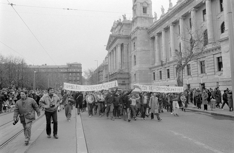 1988. március 15. - demonstráló fiatalok a Kossuth téren, háttérben a Néprajzi Múzeum