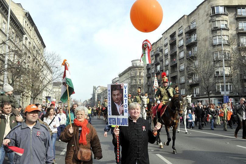 Budapest, 2014. március 15. - a Nemzeti Múzeumhoz tartó ünnepi menet a Bajcsy-Zsilinszky úton