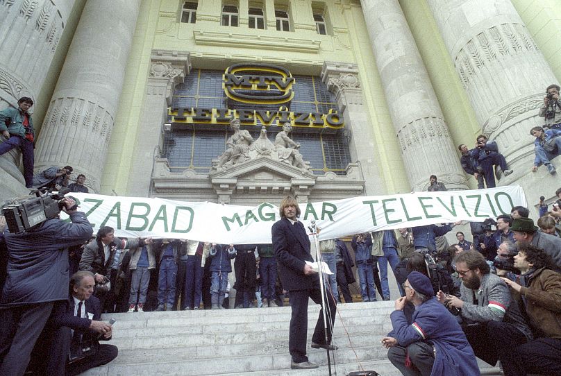 1989. március 15. Cserhalmi György színművész beszél az alternatív szervezetek budapesti március 15-i demonstrációján a televízió székháza előtt
