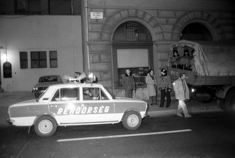 Rendszerellenes tüntetés 1988. március 15-én Budapesten. Megérkezett, de még a teherautón ülve vár parancsra a készenléti rendőrség osztaga
