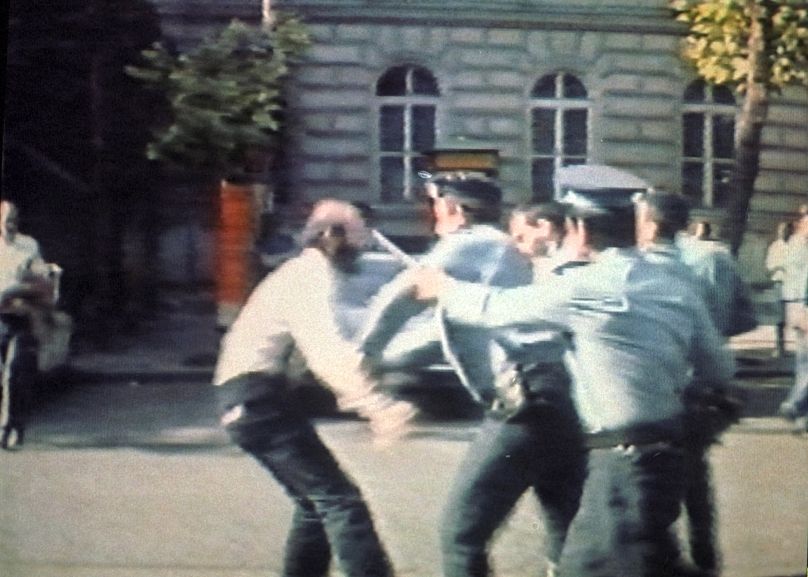 1988. június 16. Budapesten, a Batthyány örökmécsesnél a rendőrök gumibottal verik Kis János ellenzéki tüntetőt - a Fekete doboz munkatársának felvétele