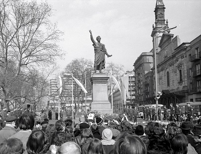 1973. március 15. - a Magyar Kommunista Ifjúsági Szövetség és a Hazafias Népfront képviselői megkoszorúzzák Petőfi Sándor szobrát