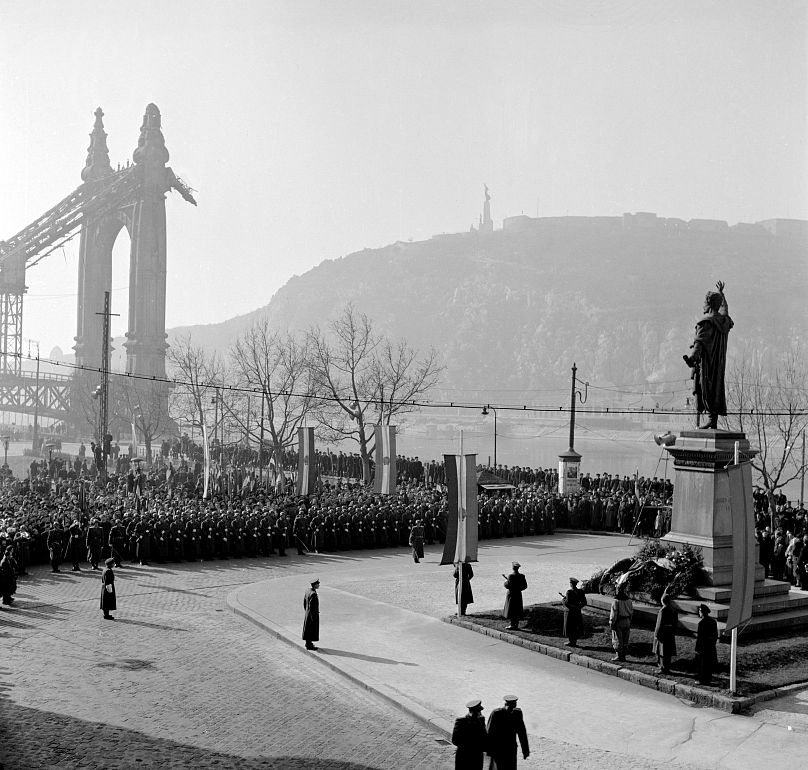 1953. március 15. - ünnepség a Petőfi-szobornál, háttérben az Erzsébet híd romos pesti hídfője