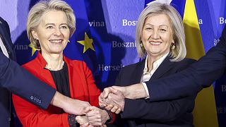 Председатель Совета министров Боснии и Герцеговины Боряна Кристо (справа) позирует с председателем Европейской комиссии Урсулой фон дер Ляйен. 