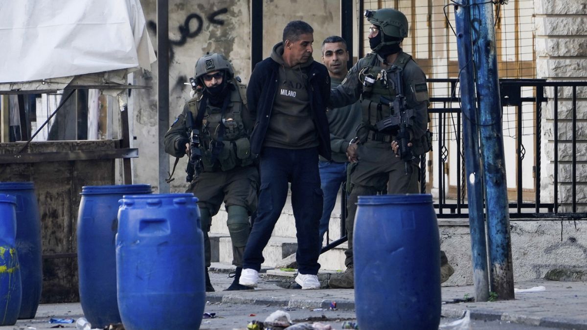 اعتقلت قوات الأمن الإسرائيلية رجلين فلسطينيين خلال مداهمة عسكرية في مخيم عسكر للاجئين