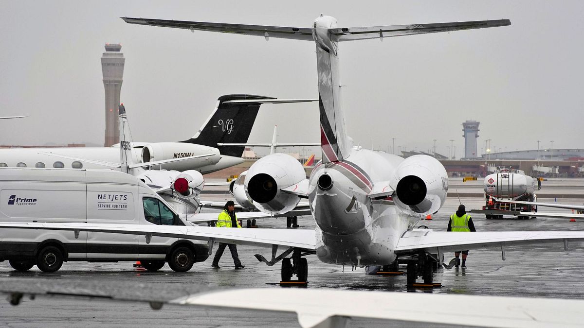 Uçaklar, 1 Şubat 2024'te Las Vegas'ta düzenlenecek Super Bowl öncesinde Harry Reid Uluslararası Havalimanı'ndaki özel jet terminaline park edilmiş durumda.