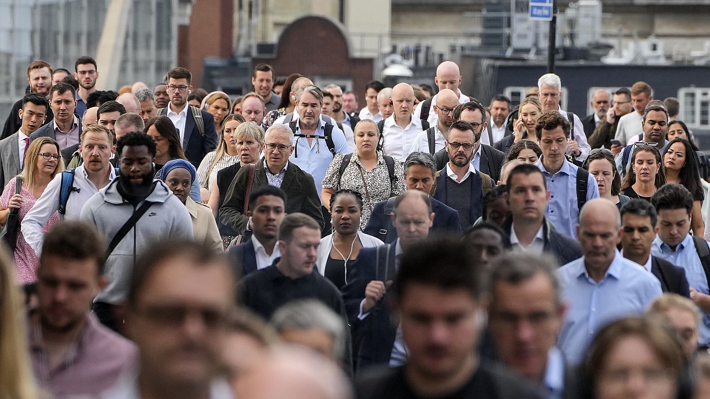 UK unemployment rises and wage growth cools | Euronews