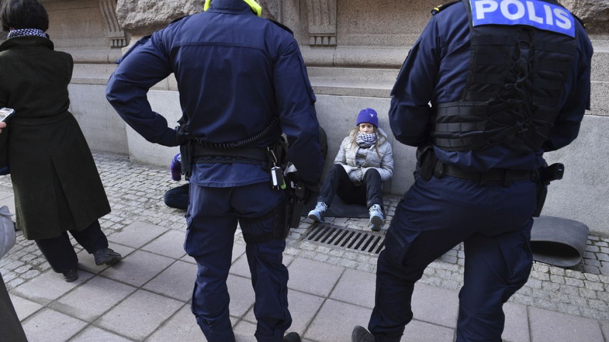 Greta Thunberg e outros ativistas climáticos removidos à força da entrada do Parlamento sueco