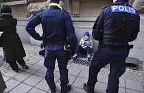 Η απομάκρυνση της Γκρέτα Τούμπεργκ από την είσοδο του κοινοβουλίου της Σουηδίας