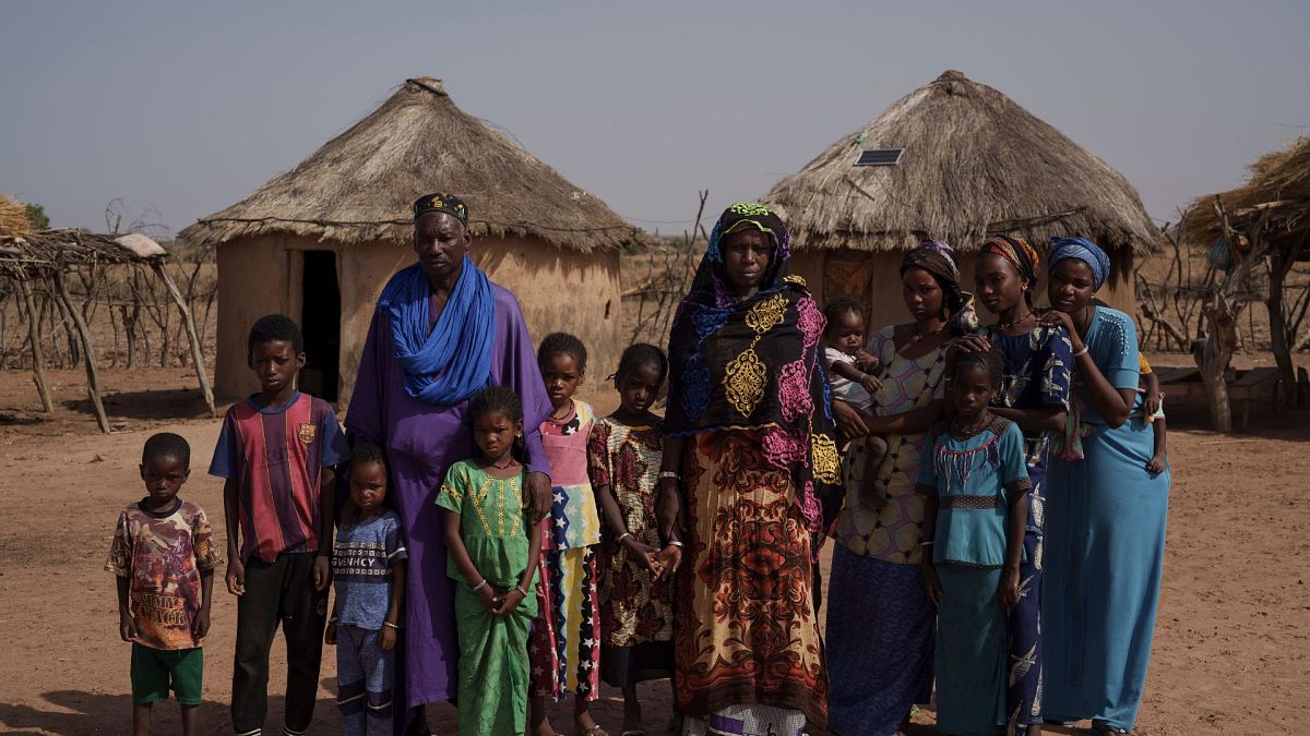 یک خانواده پر جمعیت در روستای آندیاره، در ماتام سنگال در منطقه ساحل صحرای آفریقا