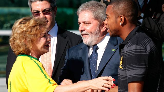 Brésil : Lula trouve "logique" l'incarcération de Robinho pour viol