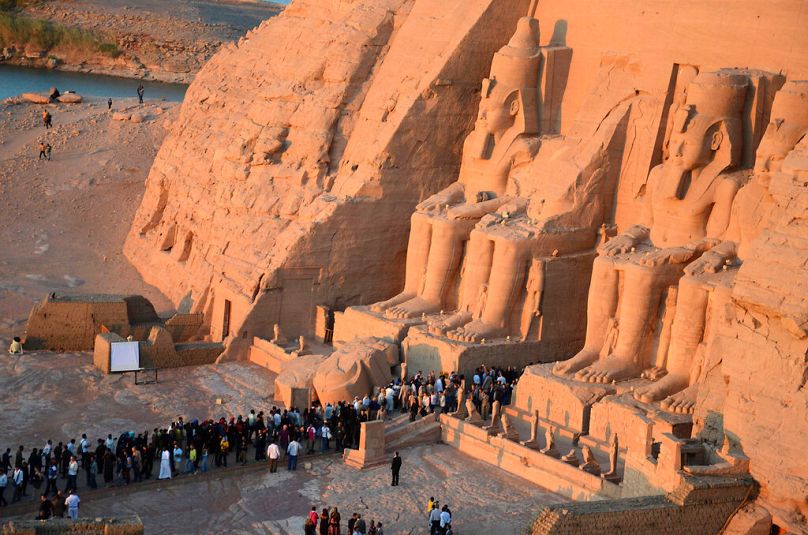 I visitatori affollano il Grande tempio di Rams II ad Abu Simbel, in Egitto, a 870 chilometri (540 miglia) a sud del Cairo