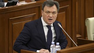 El primer ministro moldavo, Dorin Recean, se dirige a los miembros del Parlamento en Chisinau, Moldavia, el jueves 16 de febrero de 2023.