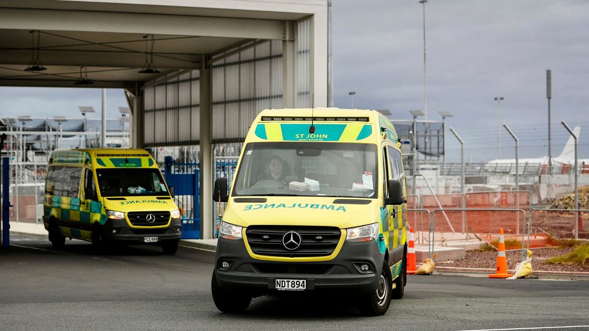 Les ambulances quittent l'aéroport international d'Auckland le 11 mars 2024.