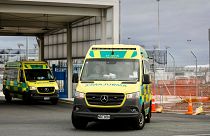 Ambulancias abandonan el Aeropuerto Internacional de Auckland el 11 de marzo de 2024.