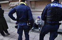 تونبرغ والشرطة أمام البرلمان السويدي