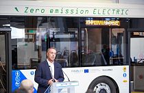 Ο υπουργός Μεταφορών και Συγκοινωνιών Χρήστος Σταϊκούρας παρουσιάζει τα νέα ηλεκτρικά λεωφορεία