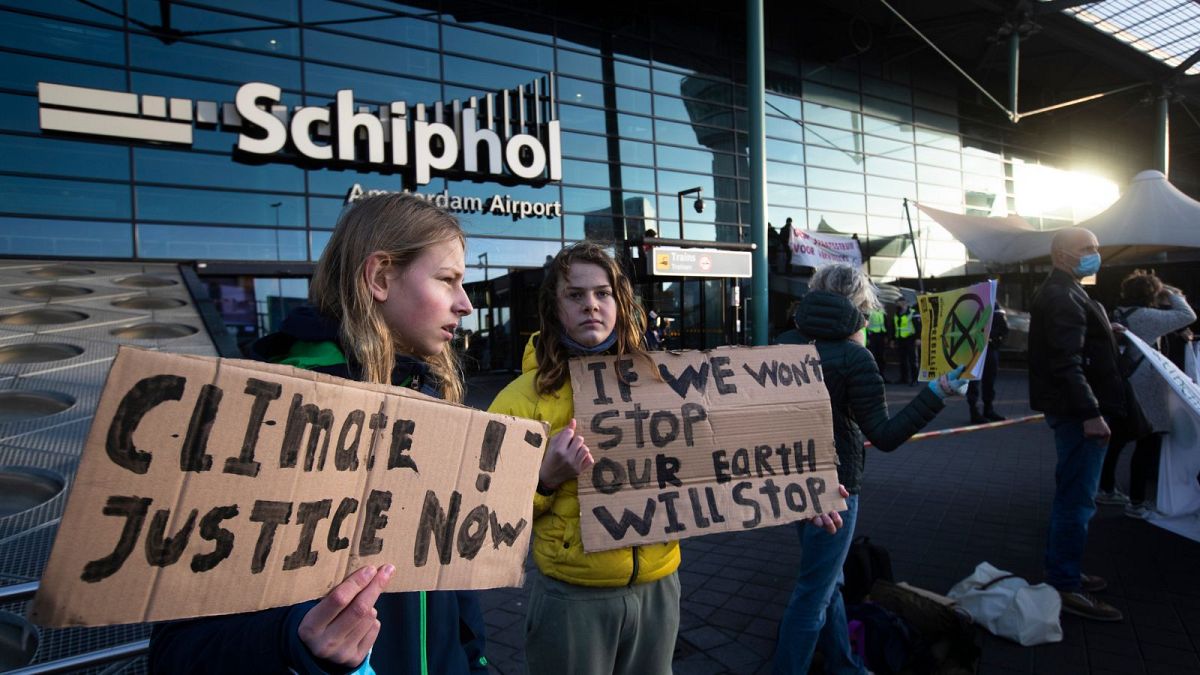 Klimaaktivisten protestieren im Dezember 2020 vor dem Flughafen Schiphol.