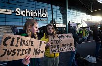 Des militants pour le climat manifestent devant l'aéroport de Schiphol en décembre 2020.