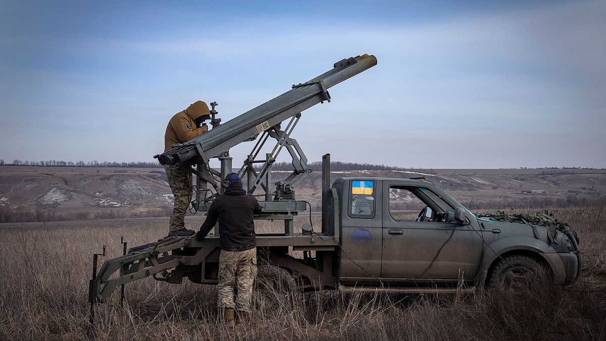 جنود أوكرانيون يستعدون لإطلاق صاروخ باتجاه المواقع الروسية على خط المواجهة، بالقرب من باخموت