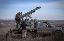 سربازان اوکراینی آماده شلیک یک سامانه موشکی پرتاب چندگانه به سمت مواضع روسیه در خط مقدم، نزدیک اوکراین هستند.