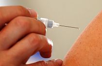 ARQUIVO - Um médico injecta uma vacina contra a gripe num paciente em Dresden, a 10 de outubro de 2008.
